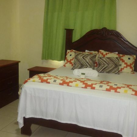 סנטו דומינגו Hotel Enrique I Gazcue, Bed And Breakfast מראה חיצוני תמונה