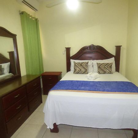 סנטו דומינגו Hotel Enrique I Gazcue, Bed And Breakfast מראה חיצוני תמונה