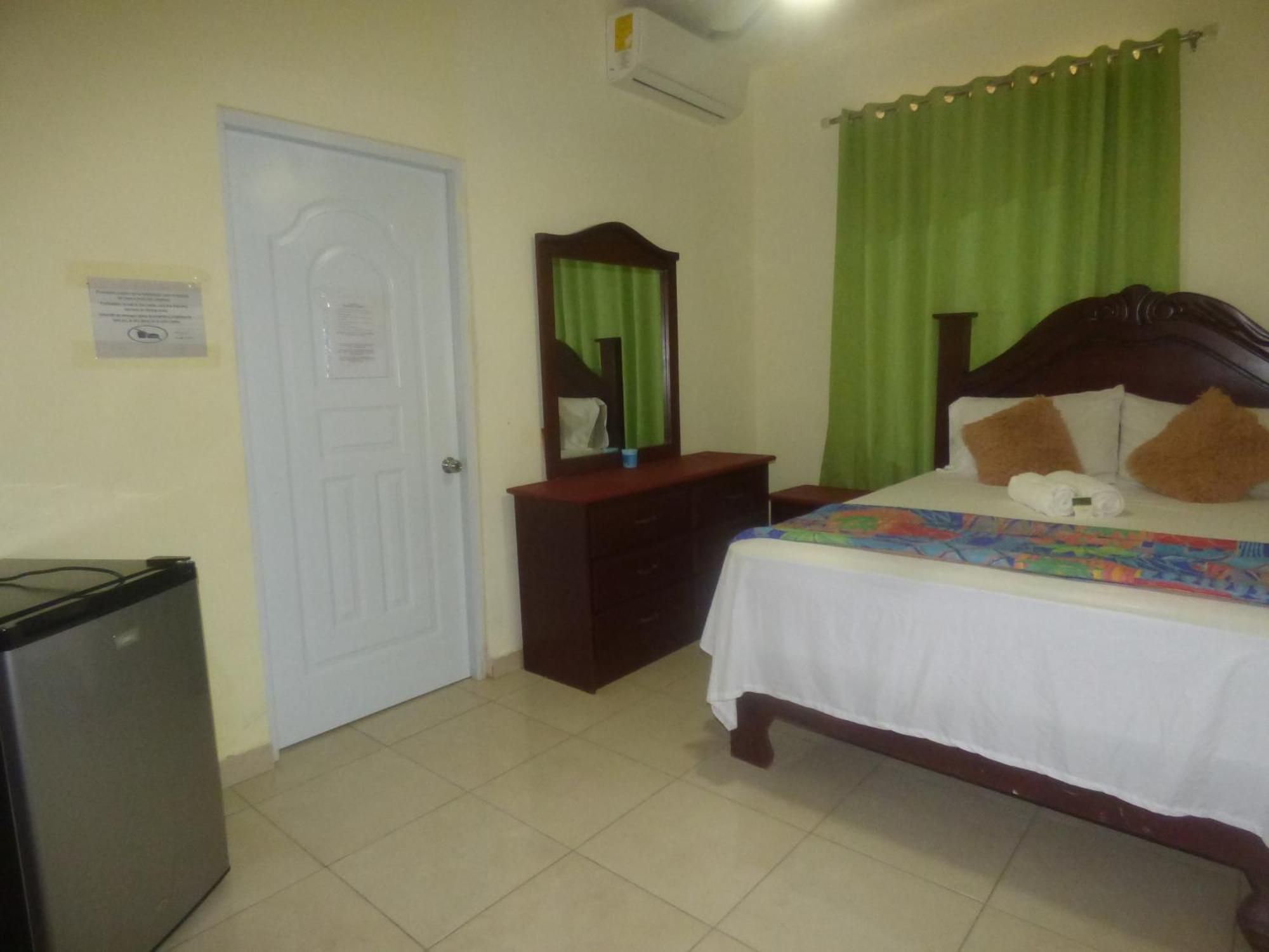 סנטו דומינגו Hotel Enrique I Gazcue, Bed And Breakfast מראה חיצוני תמונה