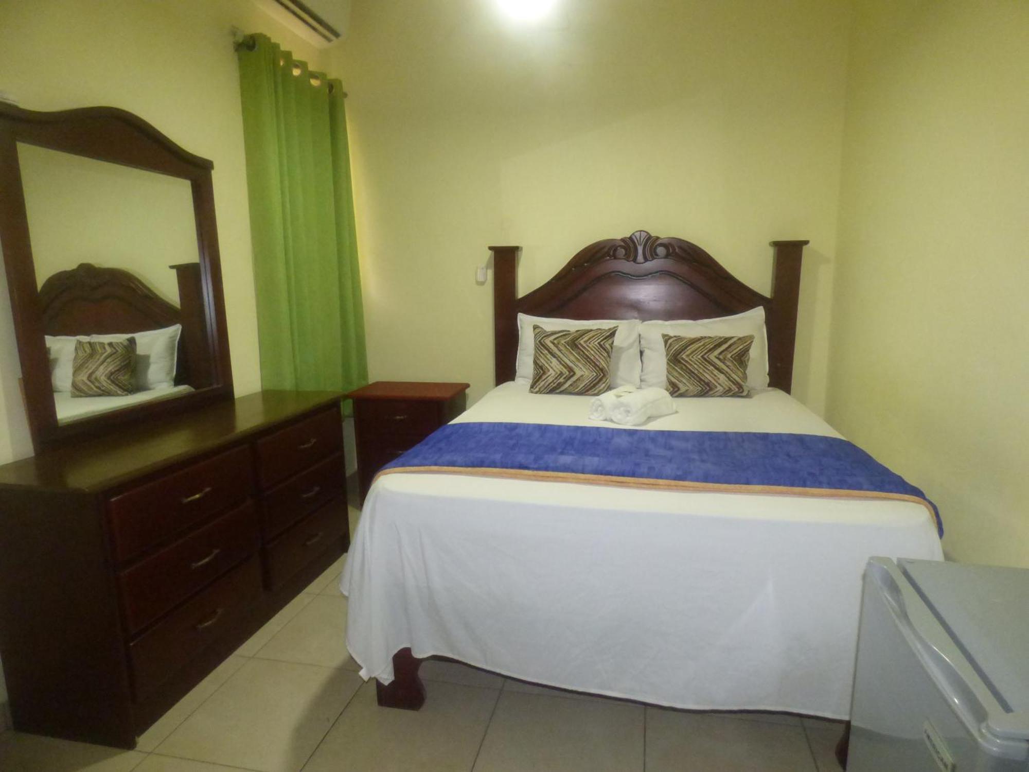 סנטו דומינגו Hotel Enrique I Gazcue, Bed And Breakfast מראה חיצוני תמונה