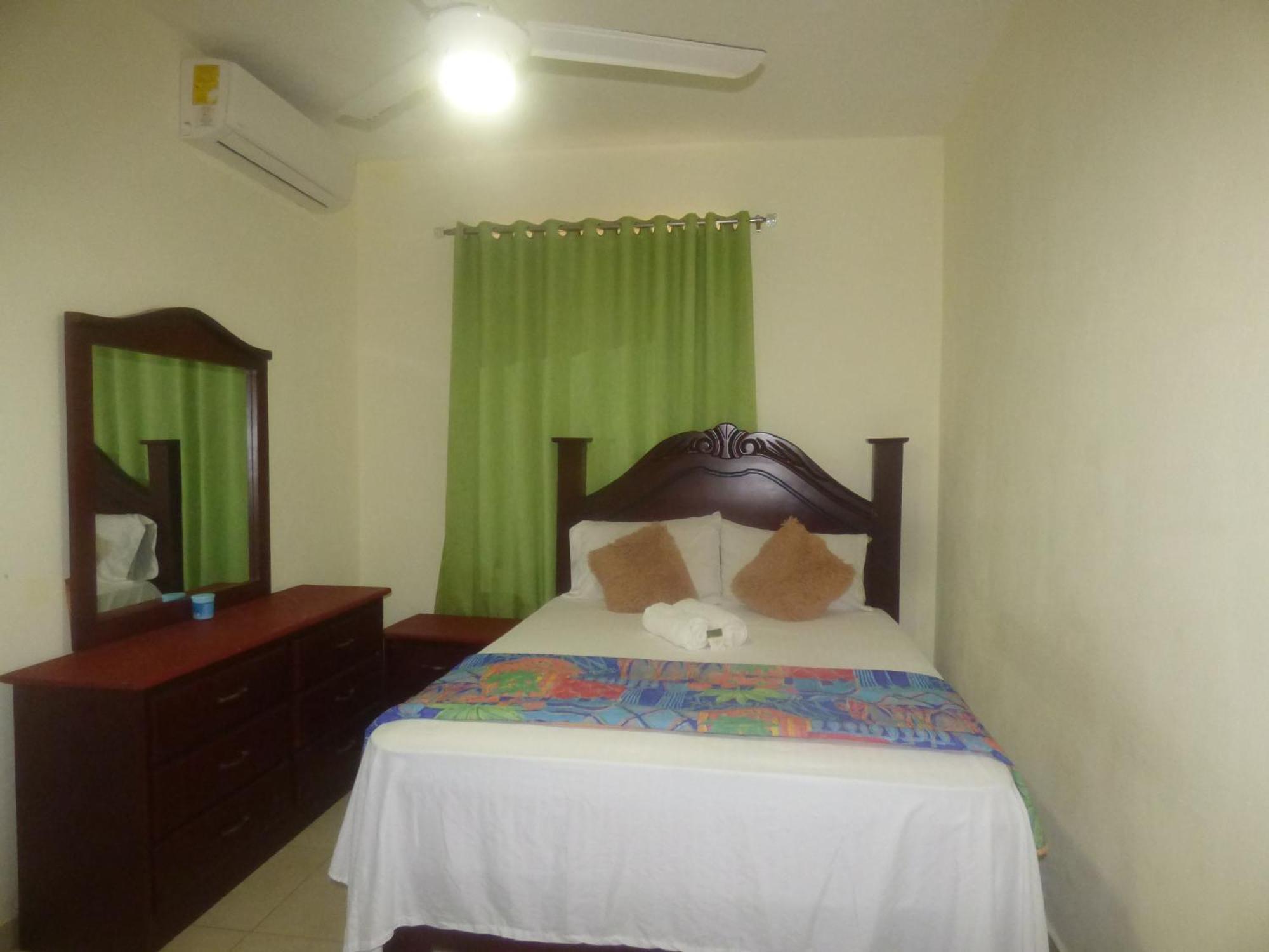 סנטו דומינגו Hotel Enrique I Gazcue, Bed And Breakfast מראה חיצוני תמונה