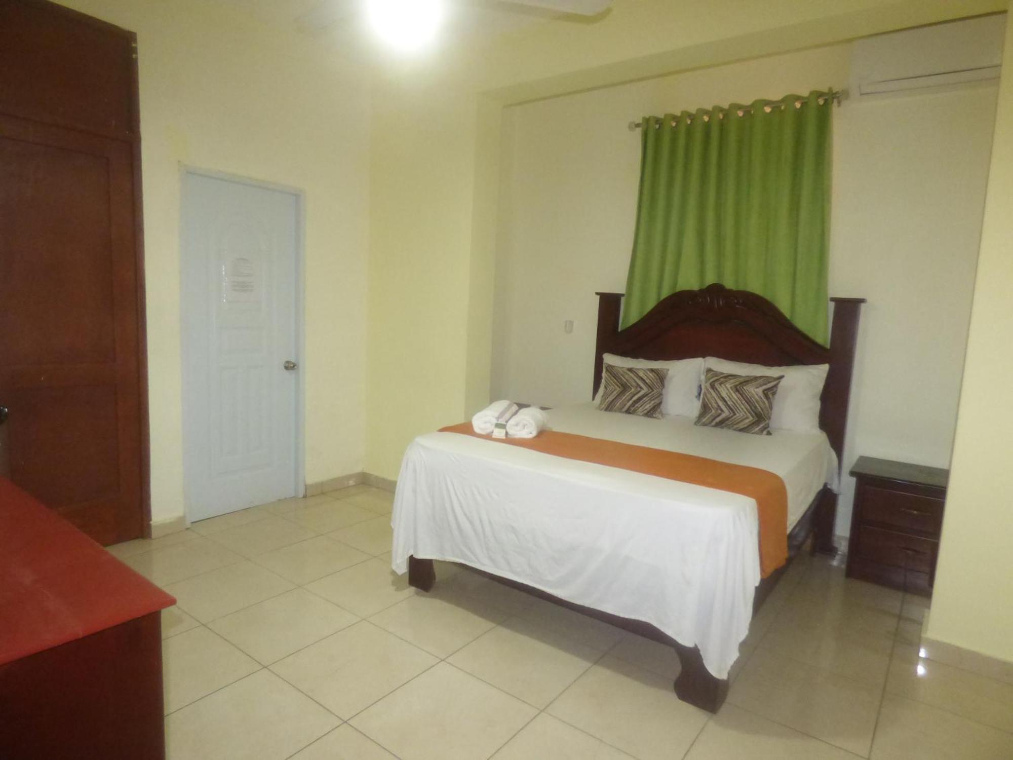 סנטו דומינגו Hotel Enrique I Gazcue, Bed And Breakfast מראה חיצוני תמונה